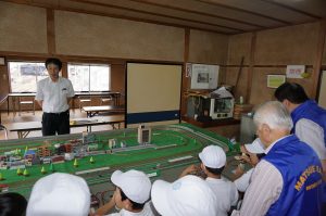 模型を見ながら説明を受ける児童